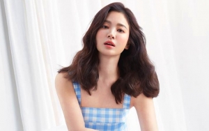 Song Hye Kyo Tampil Beda dengan Rambut Keriting, Netizen Beri Pujian Selangit