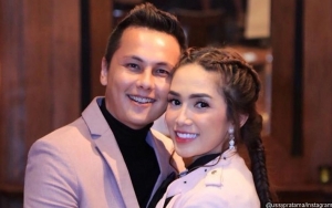 Sambut Hari Valentine, Andhika Pratama Bikin Iri Saat Kecup Mesra Ussy Sulistiawaty