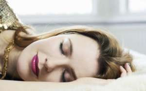 Jangan Malas, Sering Tidur Menggunakan Make Up Ternyata Sebabkan Wajah Kusam