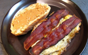 Selai Kacang dan Bacon, Kombinasi Makanan yang Aneh Tapi Enak Banget
