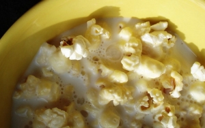 Kombinasi Popcorn dan Susu Memang Terdengar Aneh, Tapi Rasanya Enak Kok