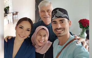 Foto Keluarga Ashraf Sinclair 'Paksakan' Senyum Usai Ziarah Kubur Bikin Terenyuh