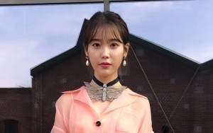 Gaya IU Hadiri Fashion Show Diadu Dengan Model Asli Gucci, Netizen Julid