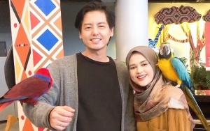 Aksi Manis Roger Danuarta Cium Perut Cut Meyriska Saat Babymoon