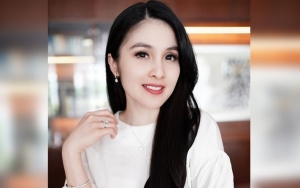 Sandra Dewi Pose Cantik di Mobil Mercedes Mewah, Netter Auto Silau