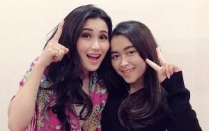 Jadi Kakak Siaga, Ayu Ting Ting Rela Bermalam Di Rumah Sakit Untuk Jaga Adik