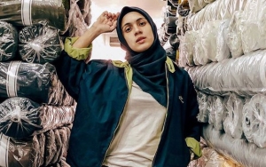 Pamer Foto Naik Perahu Bareng Warga, Nycta Gina Curhat Banjir Dua Hari Sekali