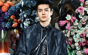 Bukannya Pakai Masker, Sehun EXO Malah Kenakan 'Kerudung' Saat Keluar Rumah