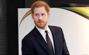 Tampil Lusuh, Pangeran Harry Kembali ke Inggris Naik Kereta dan Bawa Barang Sendiri