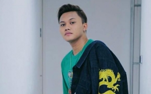 Rizky Febian Persembahkan 'Intimate Concert' Untuk Ibunda, Potret Nangis di Panggung Bikin Sedih