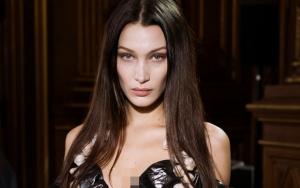Bella Hadid Pakai Wedding Dress Transparan dan Pamer Bagian Sensitif di Paris Fashion Week