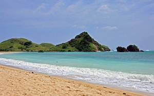 Pantai Kuta Lombok, Destinasi Wisata yang Cocok Banget Buat Bulan Madu