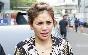 Nikita Mirzani Nangis Saat Sidang KDRT, Diperlakukan Bak Penjahat Berkasus Dengan Dipo Latief