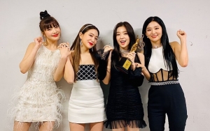Busana Red Velvet Karya Desainer Ini Jadi Bahan Gosip, Kenapa?