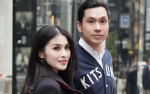 Jarang Disorot, Ibu Mertua Sandra Dewi Kece Tenteng Tas Kelas Dunia