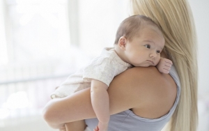 Menggendong dan Merawat Bayi Sendiri Juga Bisa Membantu Menurunkan Berat Badan Setelah Melahirkan