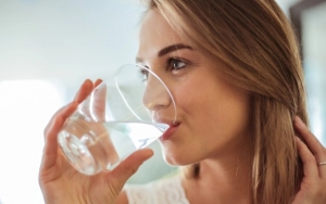 Minum Banyak Air Putih Bisa Membuatmu Tetap Langsing Setelah Melahirkan, Kok Bisa?