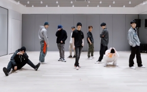 NCT 127 Tunjukkan Gerakan Seksi dan Enerjik di Video Dance Practice 'Kick It'