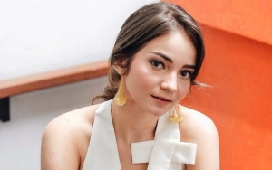 Enzy Storia Hindari Jabat Tangan Di Tengah Wabah Virus Corona: Semoga Nggak Ada Yang Baperan!