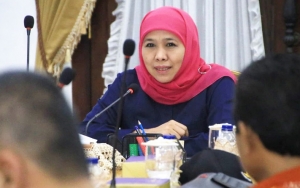 Jatim Tetap Gelar UN SMK Hari Ini, Khofifah Minta Jarak Bangku Antar Siswa 1 Meter