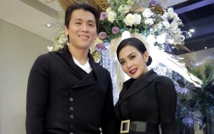 Pertama Kali Dibohongi Syahrini, Senyum Datar Reino Jadi Sorotan