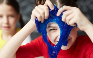 Anak Suka Bermain Slime? Kenapa Tidak Buat Sendiri Saja Mumpung Mereka Libur di Rumah