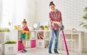 Daripada Hanya Berdiam Diri, Sebaiknya Ajak Anak Mencuci Baju dan Menyapu Lantai Saat di Rumah