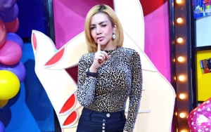Barbie Kumalasari Ngepink Cantik Gandeng Oppa 'Siwon', Rambut Ngembang Disorot