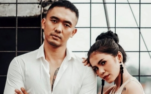 Rayakan Anniversary Pernikahan, Uus Tulis Permintaan Maaf dan Peluk Istri di Ranjang