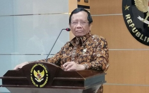 Mahfud MD: Aparat Harus Tindak Tegas Orang yang Masih Berkerumun