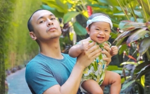 Raditya Dika Unggah Aksi Kocak Sang Buah Hati yang Lakukan Hal Tak Biasa Ini