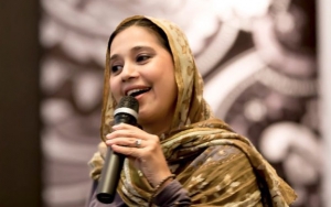 Ayu Azhari Bangga Sang Putra Lantunkan Azan di Tengah Wabah Corona