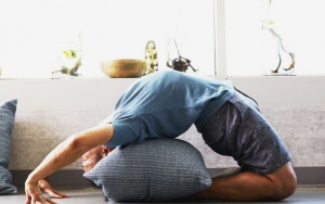 Tenangkan Pikiran Yang Suntuk Dengan Yoga Di Rumah