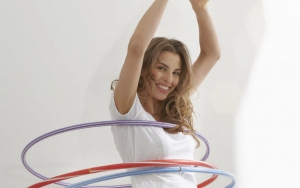 Ajak Keluarga Bermain Sambil Olahraga Di Rumah Dengan Hula Hoop