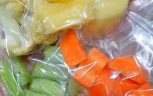 Plastik Juga Bisa Difungsikan Sebagai Penutup Makanan Saat Disimpan Tanpa Lemari Es