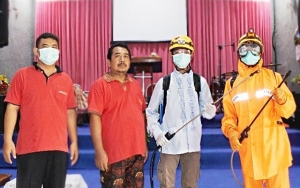 Rumah Zakat Semprot Disinfektan di Kediri