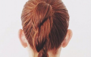 Gunakan Teknik Ponytail Untuk Memotong Bagian Belakang Rambut