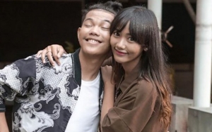 Tegar Pede Selfie Mesra, Istri Cantik Cemberut 'Aib' Wajah Belepotan Diungkap?