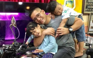 Sempat Terpisah Akibat Corona, Detri Warmanto Akhirnya Pulang Dicium Kedua Anaknya