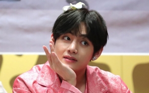 V BTS Santuy Joget di Rumah Pakai Kolor, Kaki Ramping Jadi Bahan Gosip