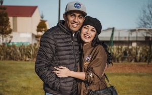 Mutia Ayu Gendong Anak Setia Di Sisi Peti Jenazah Glenn Fredly, Isak Tangis Iringi Ibadah Pelepasan