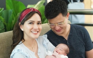 Shandy Aulia Keasyikan Main TikTok, Reaksi Suami Sambil Gendong Sang Putri Di Luar Dugaan