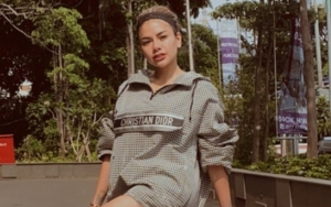 Lagi, Nikita Mirzani Bikin Salfok Saat Gendong Anak ke Dapur Cuma Pakai Bra