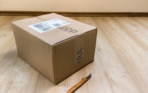 Buka Paket di Luar Rumah