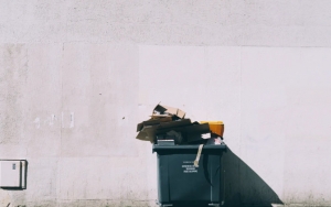 Langsung Buang Pembungkusnya di Tempat Sampah