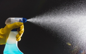Semprotkan Cairan Disinfektan pada Isi Paket