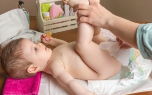 Urine Bayi Terlihat Lebih Gelap