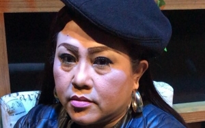 Nunung Tak Berhenti Menangis Di Pemakaman, Sang Adik Ungkap Firasat Sebelum Ibu Meninggal Dunia