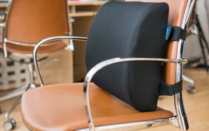 Gunakan Bantal di Belakang Punggung