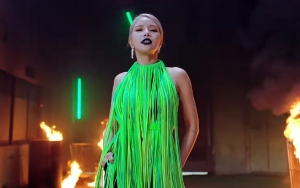 Solar Mamamoo Tampilkan Gaya Seksi dan Sikap Bodo Amat di MV 'Spit It Out'